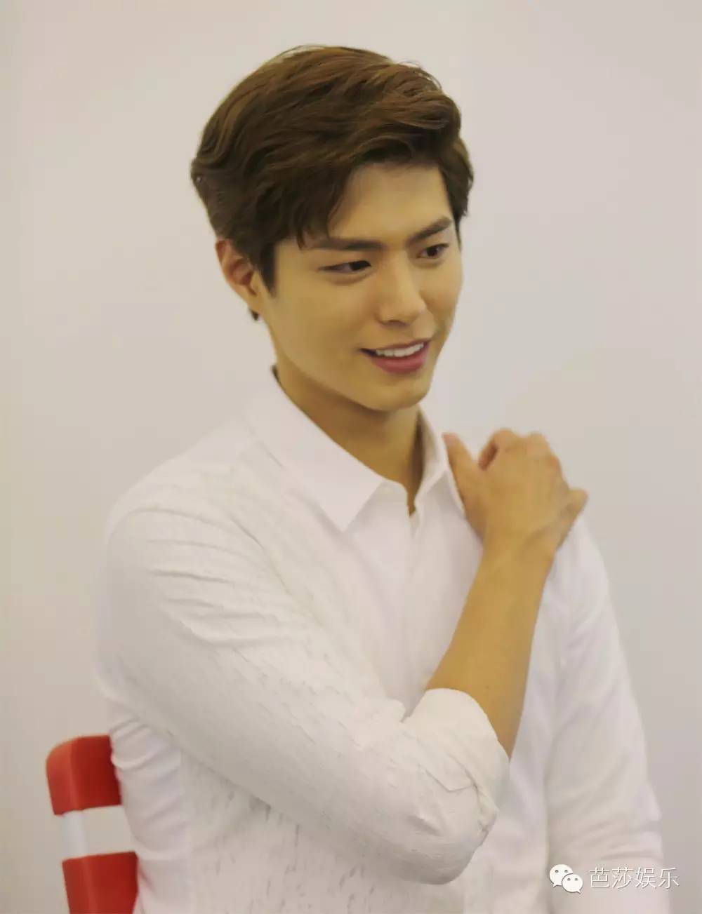 张艺兴白鹿同台领奖,张艺兴王一博领奖