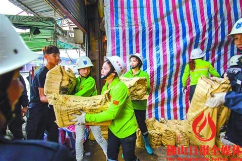 佛山暴雨消防转移被困群众,消防员暴雨中救出小孩