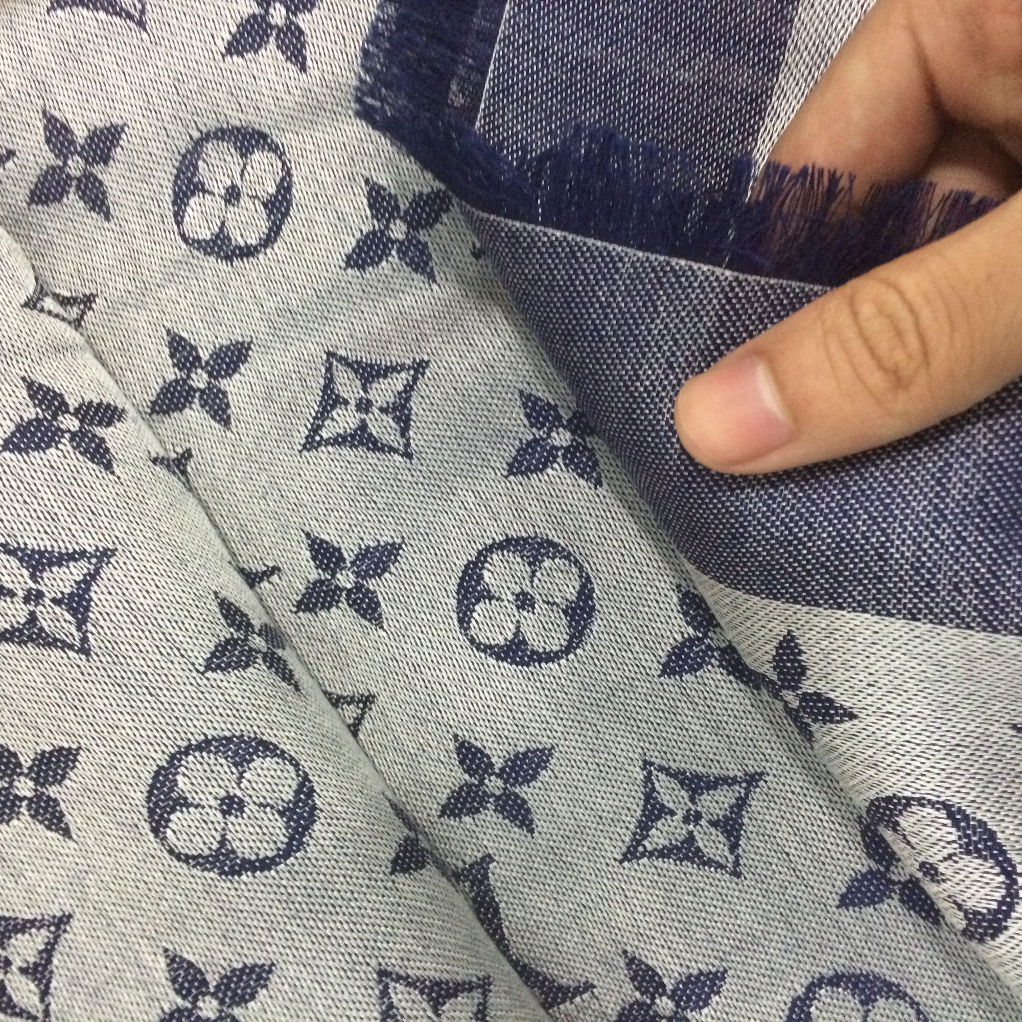 lv披肩怎么看真假鉴别,lv披肩洗标