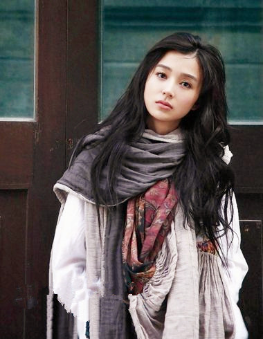 头顶头发少颧骨高脸大发型,脸大头发少合适什么发型短发