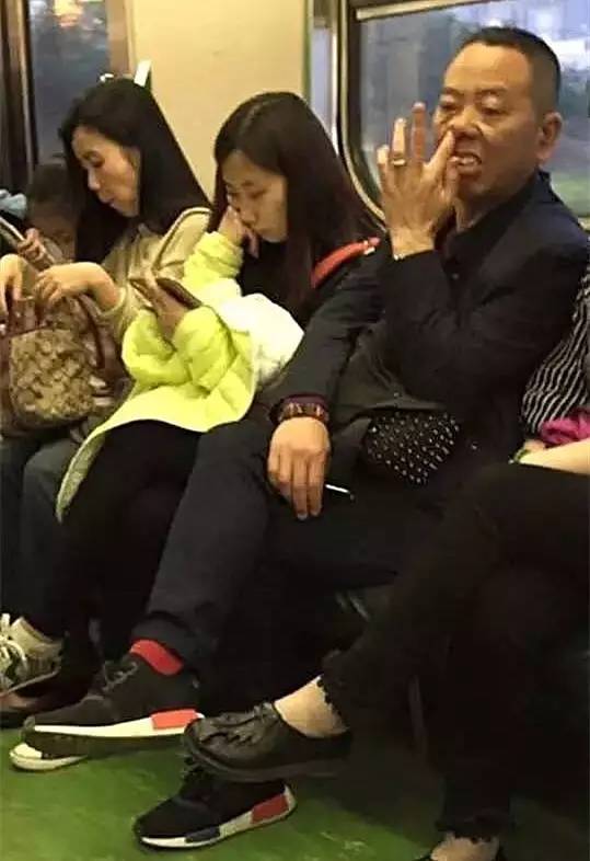 这双鞋有一个奇葩的名字，想必你们都知道了，叫TMD！