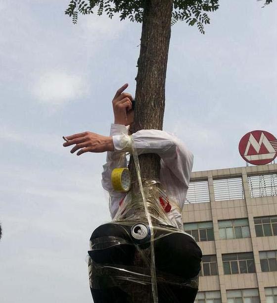 新郎被绑在电线杆上放鞭炮,新郎被绑在电杆上身挂鞭炮