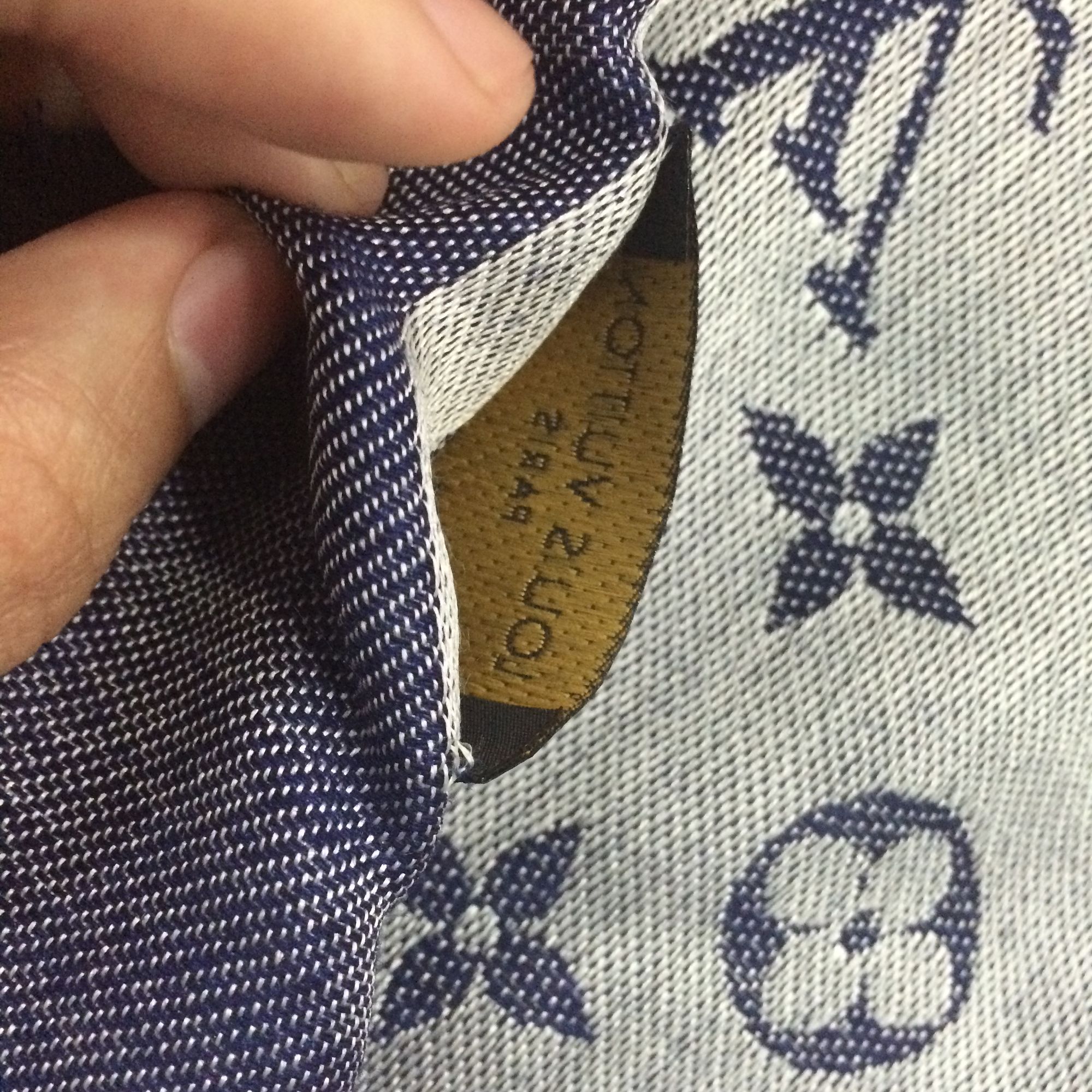 lv披肩怎么看真假鉴别,lv披肩洗标