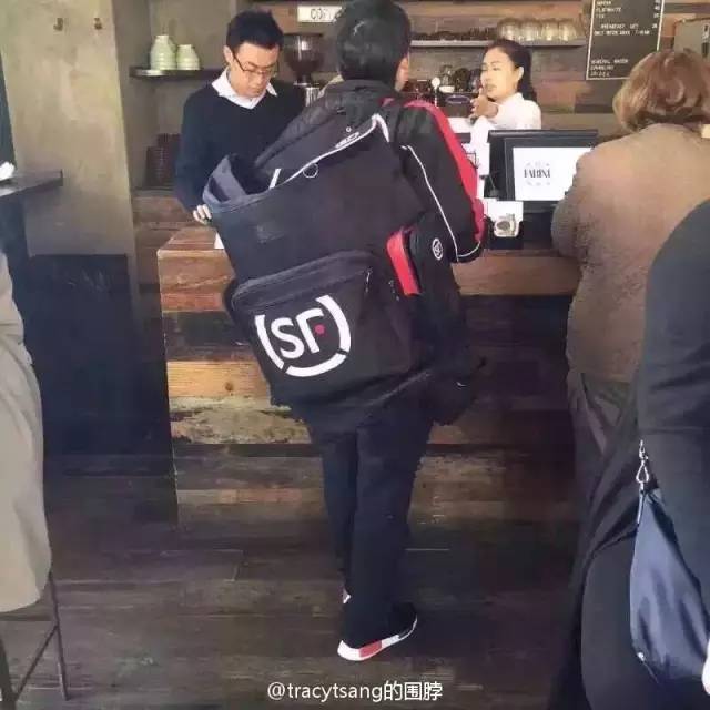 这双鞋有一个奇葩的名字，想必你们都知道了，叫TMD！