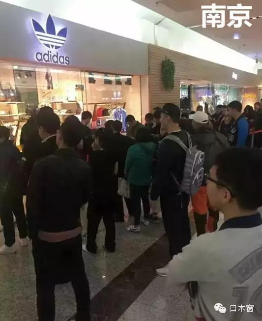 这双鞋有一个奇葩的名字，想必你们都知道了，叫TMD！