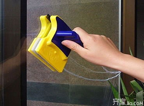 固化玻璃胶怎么去除最简单方法,衣服上的玻璃胶用酒精能去除么