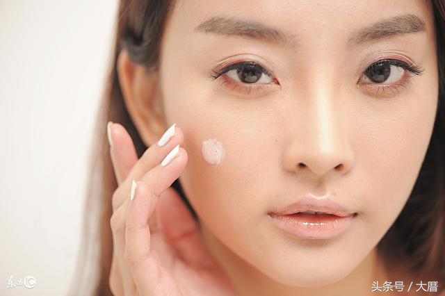 妆前起皮保湿补水推荐,浮妆掉粉脱妆用什么妆前乳
