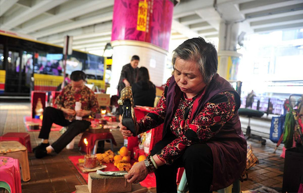 有小人侵扰，能够去香港打小人，这种地道的香港文化，不是诅咒