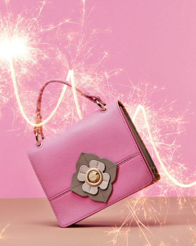 用一样东西完美宣示意大利的纯正血统，这款包包再合适不过啦~