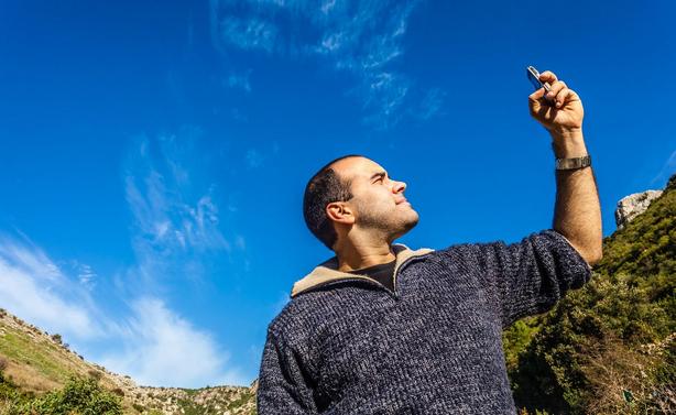 坐飞机为什么要打开飞行模式呢,坐飞机时为什么要开飞行模式