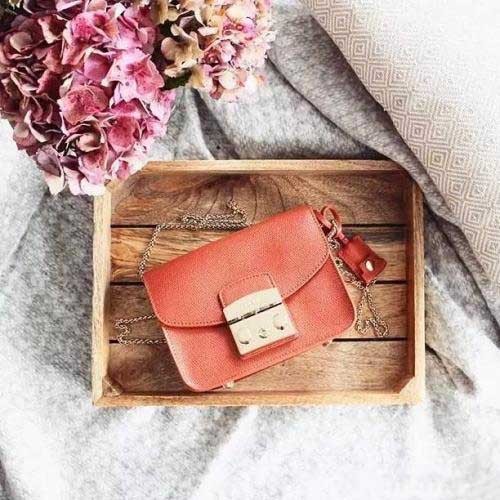 用一样东西完美宣示意大利的纯正血统，这款包包再合适不过啦~