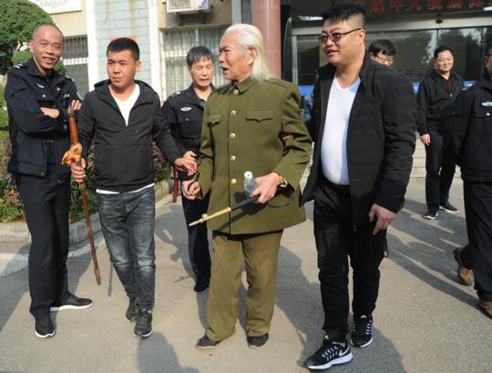 老汉背35万找战友，女子收到苹果老鼠吃了死掉，是婚姻中的不幸！