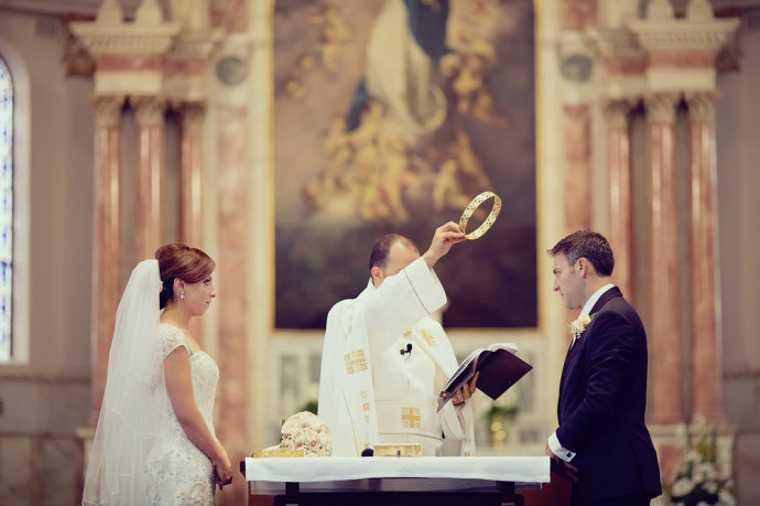 老汉背35万找战友，女子收到苹果老鼠吃了死掉，是婚姻中的不幸！