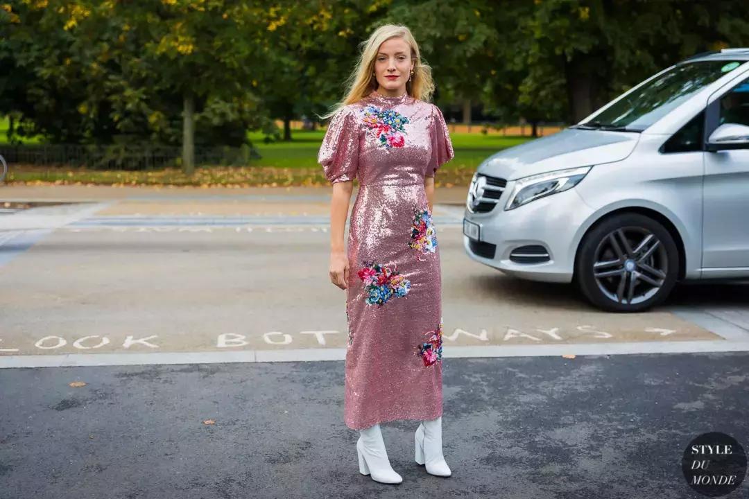 合适冬天小女生穿的黑色马丁靴,合适年轻小姐姐穿的衣服