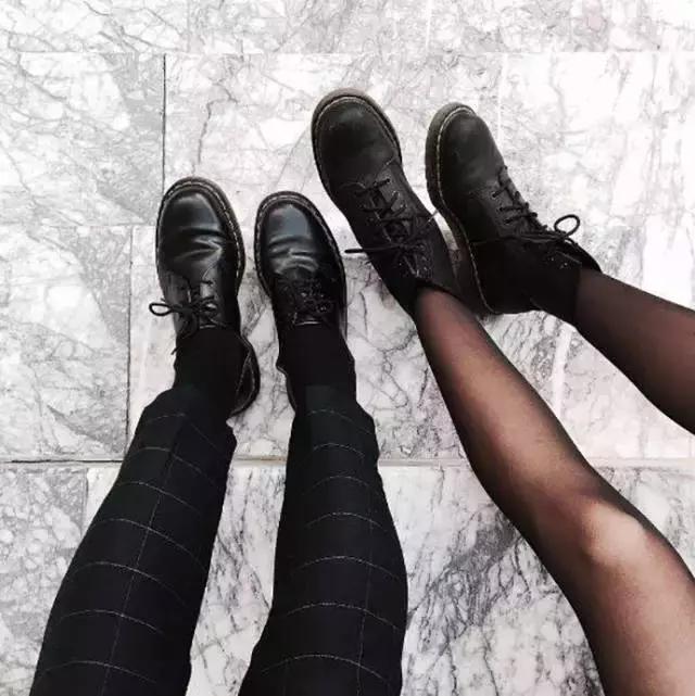 合适冬天小女生穿的黑色马丁靴,合适年轻小姐姐穿的衣服