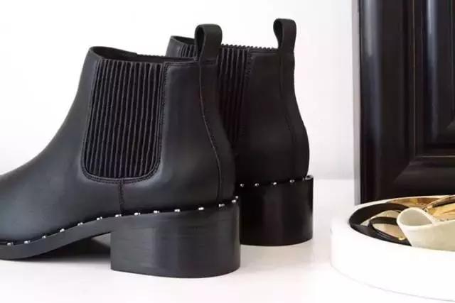 合适冬天小女生穿的黑色马丁靴,合适年轻小姐姐穿的衣服