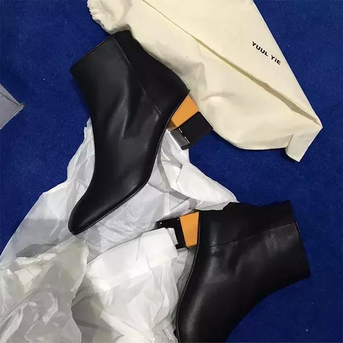 合适冬天小女生穿的黑色马丁靴,合适年轻小姐姐穿的衣服