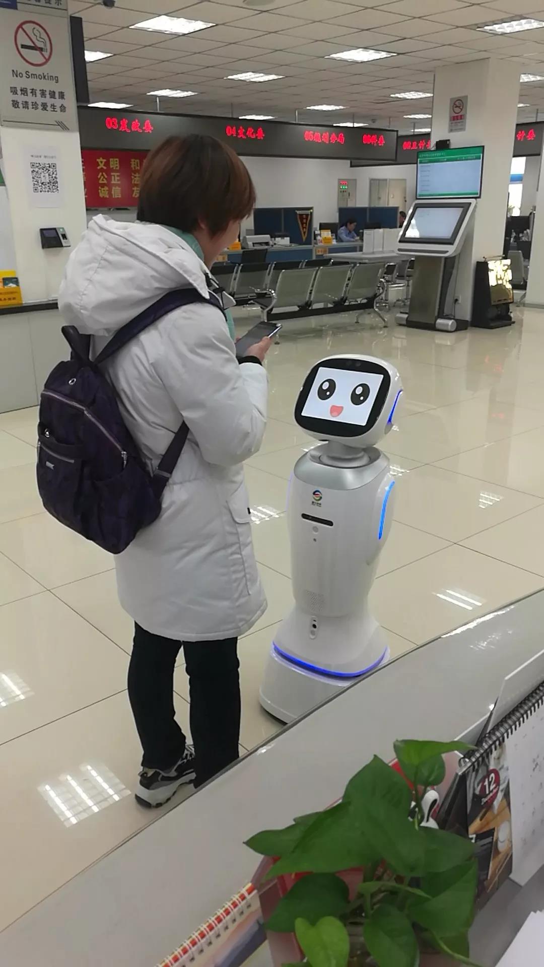 便民服务机器人,智能机器人走进政务中心
