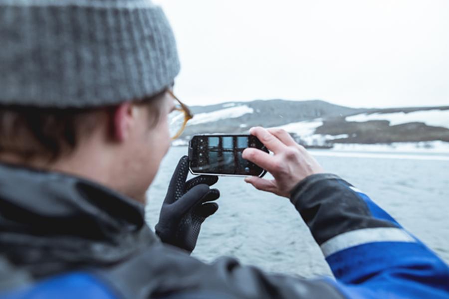 手机冻得自动关机怎么办,手机冻关机打不开怎么办