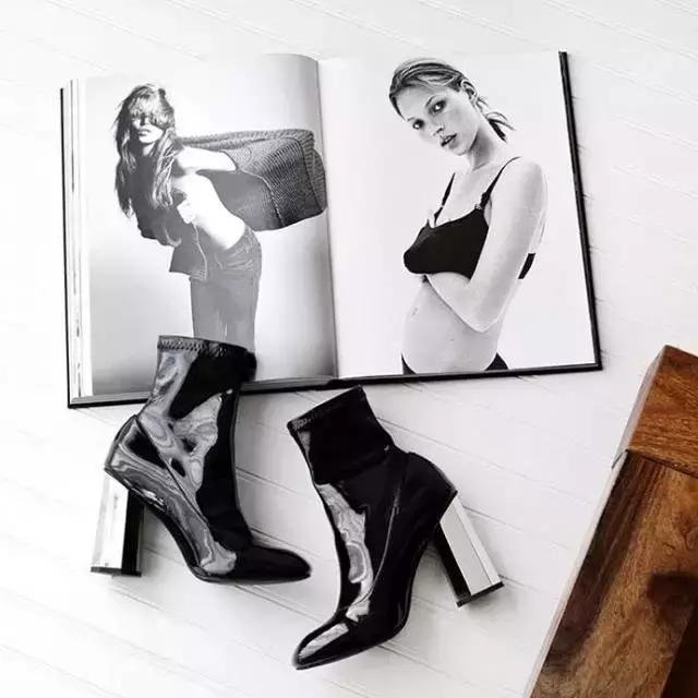 合适冬天小女生穿的黑色马丁靴,合适年轻小姐姐穿的衣服