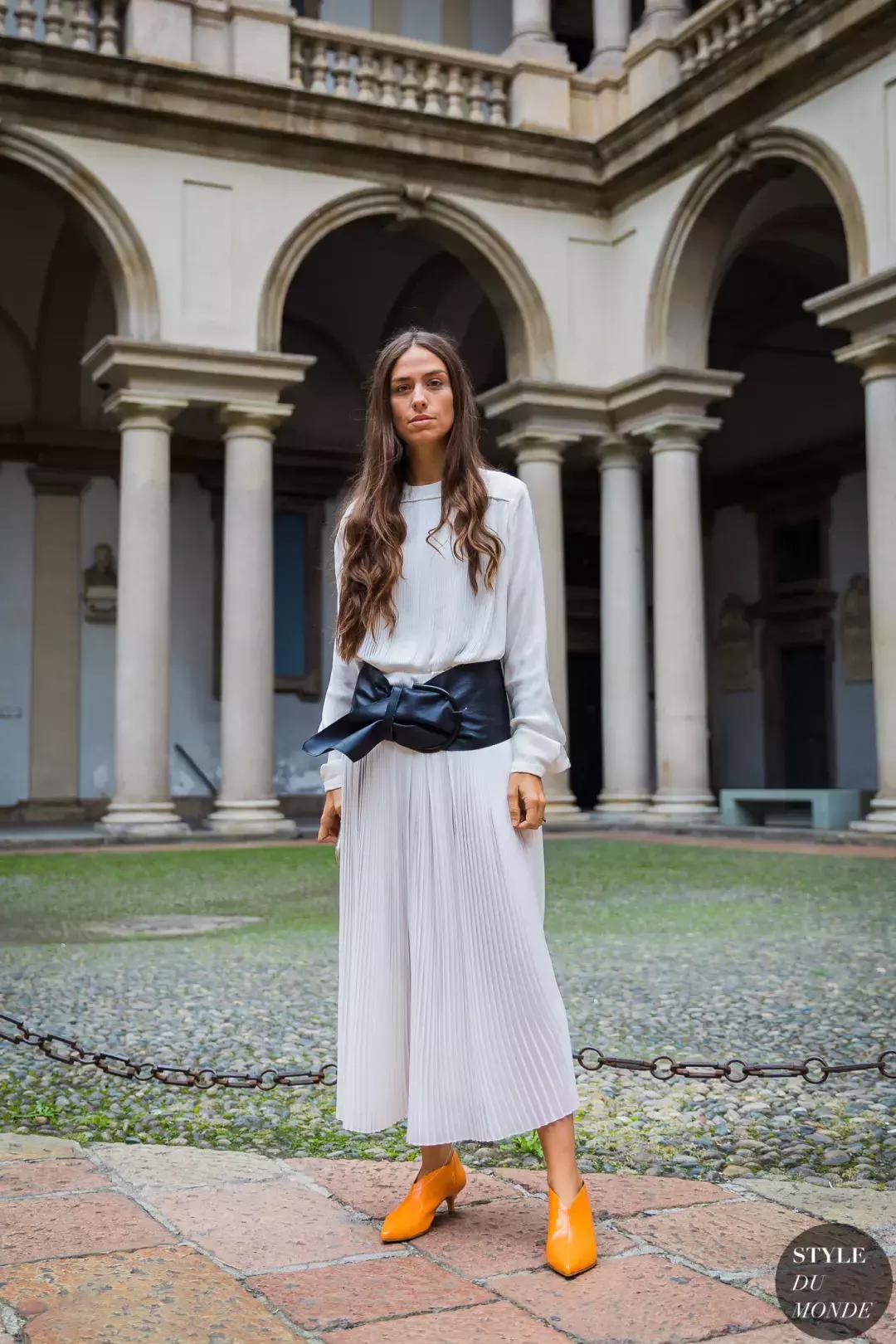 合适冬天小女生穿的黑色马丁靴,合适年轻小姐姐穿的衣服