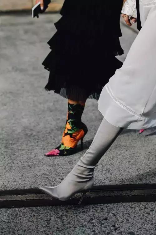 合适冬天小女生穿的黑色马丁靴,合适年轻小姐姐穿的衣服