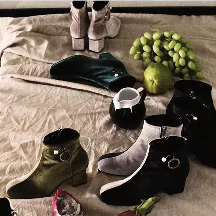 合适冬天小女生穿的黑色马丁靴,合适年轻小姐姐穿的衣服