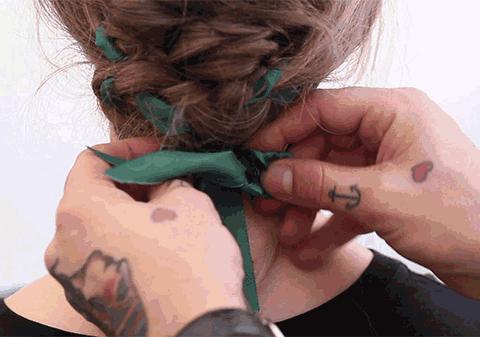 丝带编发盘发教程成人参加宴会,如何用丝带簪子盘发简单又好看