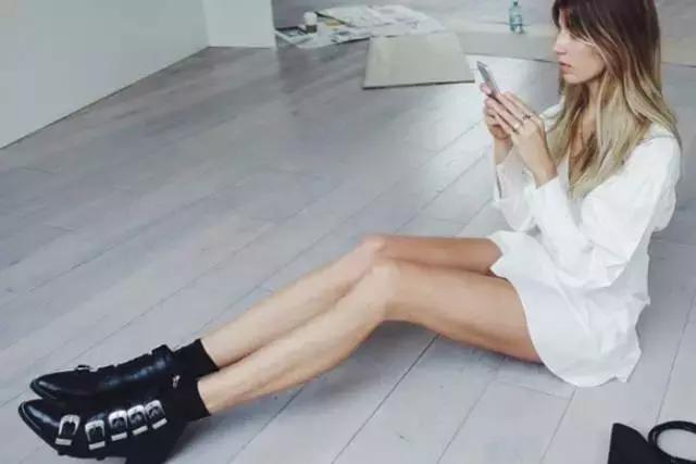 合适冬天小女生穿的黑色马丁靴,合适年轻小姐姐穿的衣服