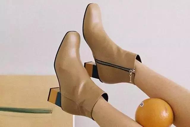 合适冬天小女生穿的黑色马丁靴,合适年轻小姐姐穿的衣服