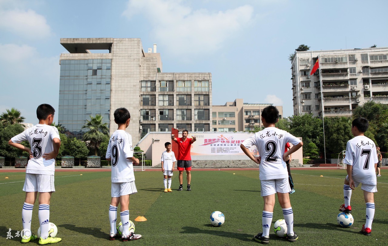 传接球跑位练习方法,d级教练员提高接脚下球的能力