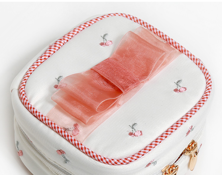 一款日系可爱草莓刺绣小巧首饰盒