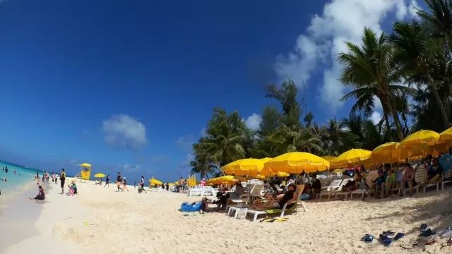 上午在广州捂白过严冬，下午在塞班岛放肆晒黑