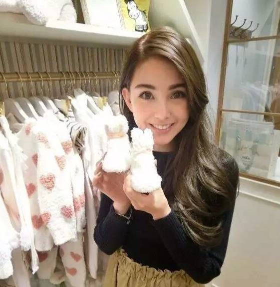 天王嫂带女儿去逛街,天王嫂带女儿逛街