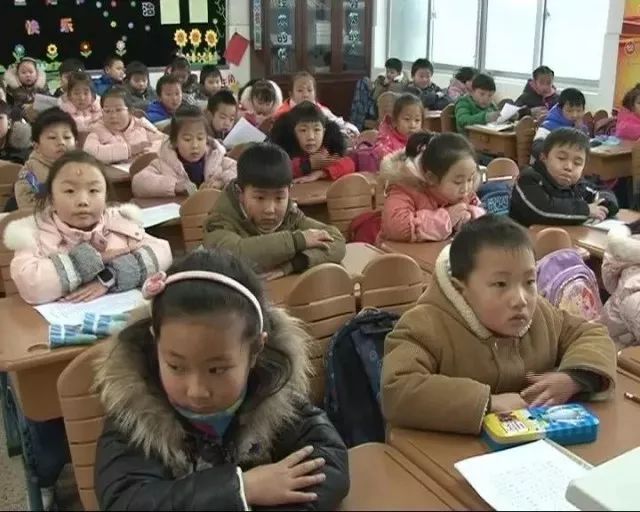 风雪中“你为她捂手我给你打伞”民警找到了“撑伞男孩”