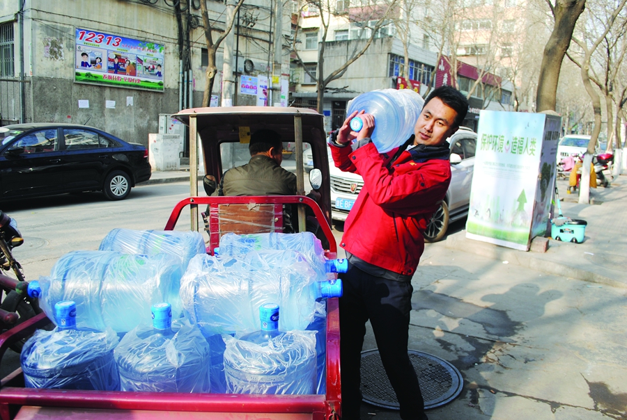 体验一下送水工的生活,送水工每天都送200桶水