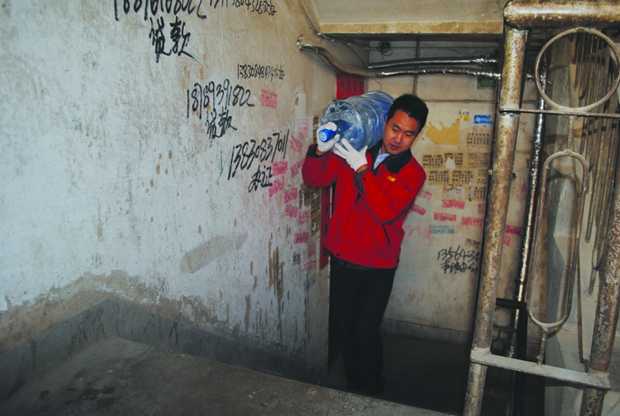 体验一下送水工的生活,送水工每天都送200桶水