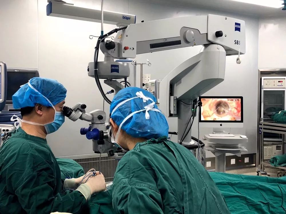 在小小眼球上，三台手术同时进行，不服不行！