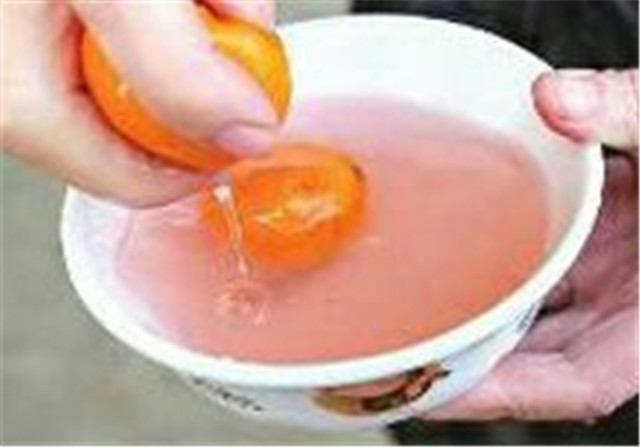 小贩说：“打蜡了，全市场都这样，全国都这样，这个不怕？”