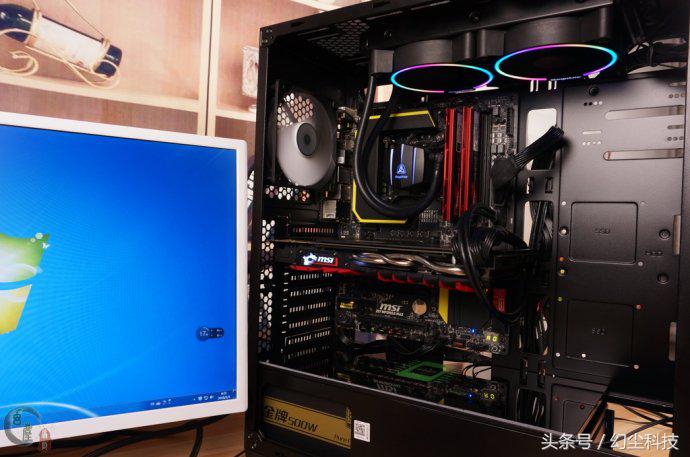 个性的机箱是越来越多了，这款机箱竟然加入了DIY画板功能