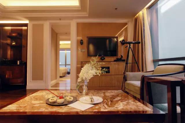 “她”这样被悦游宠爱了：营养餐、精华护理、360度造型服务、艺术中心畅游