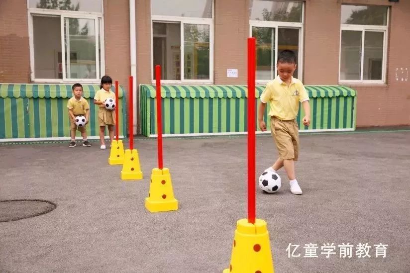 幼儿园有趣的老师与孩子的游戏,4-6岁足球启蒙小游戏