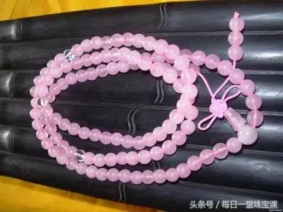 小伙子送丈母娘翡翠手镯,女婿给丈母娘送黄金手镯