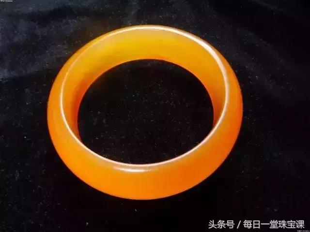 小伙子送丈母娘翡翠手镯,女婿给丈母娘送黄金手镯