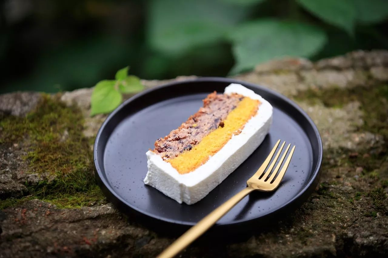 惊了！大胃美少女在建国北路的罗森吃掉一根Dior变色唇膏！