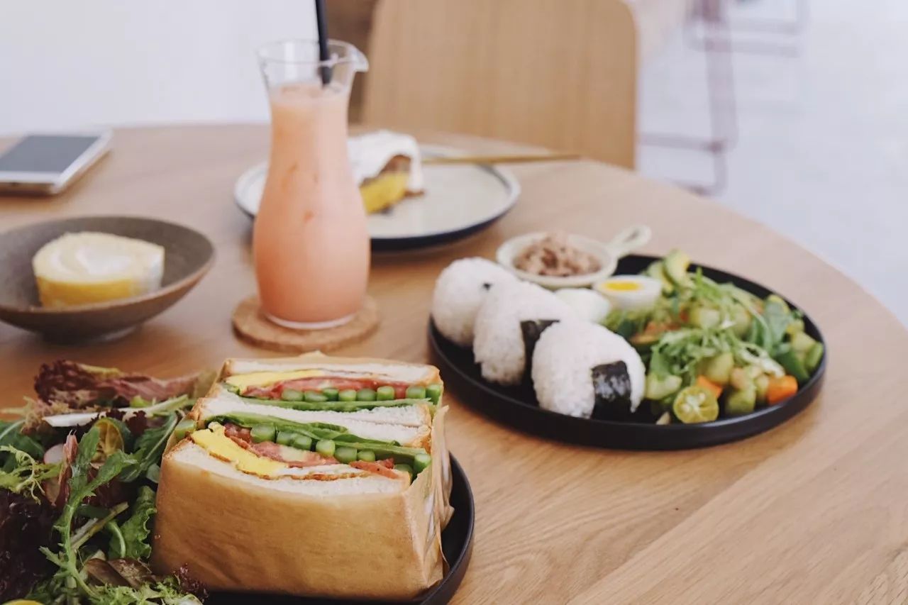 惊了！大胃美少女在建国北路的罗森吃掉一根Dior变色唇膏！