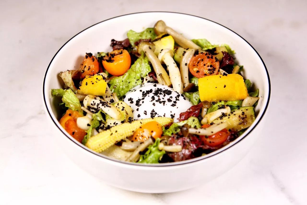 惊了！大胃美少女在建国北路的罗森吃掉一根Dior变色唇膏！