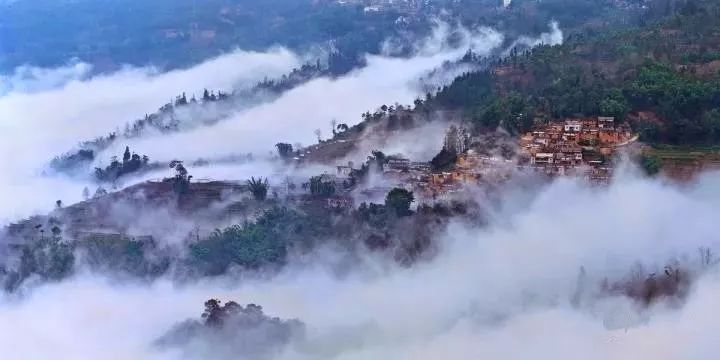 云南楚雄出现大片七彩祥云,七彩祥云云南大理