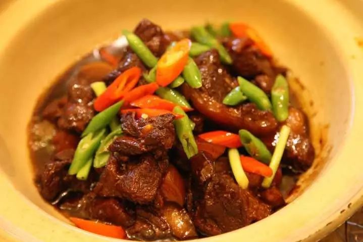 惊了！大胃美少女在建国北路的罗森吃掉一根Dior变色唇膏！