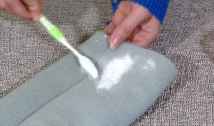 大衣沾上油怎么清洗,大衣上面的油渍怎么洗